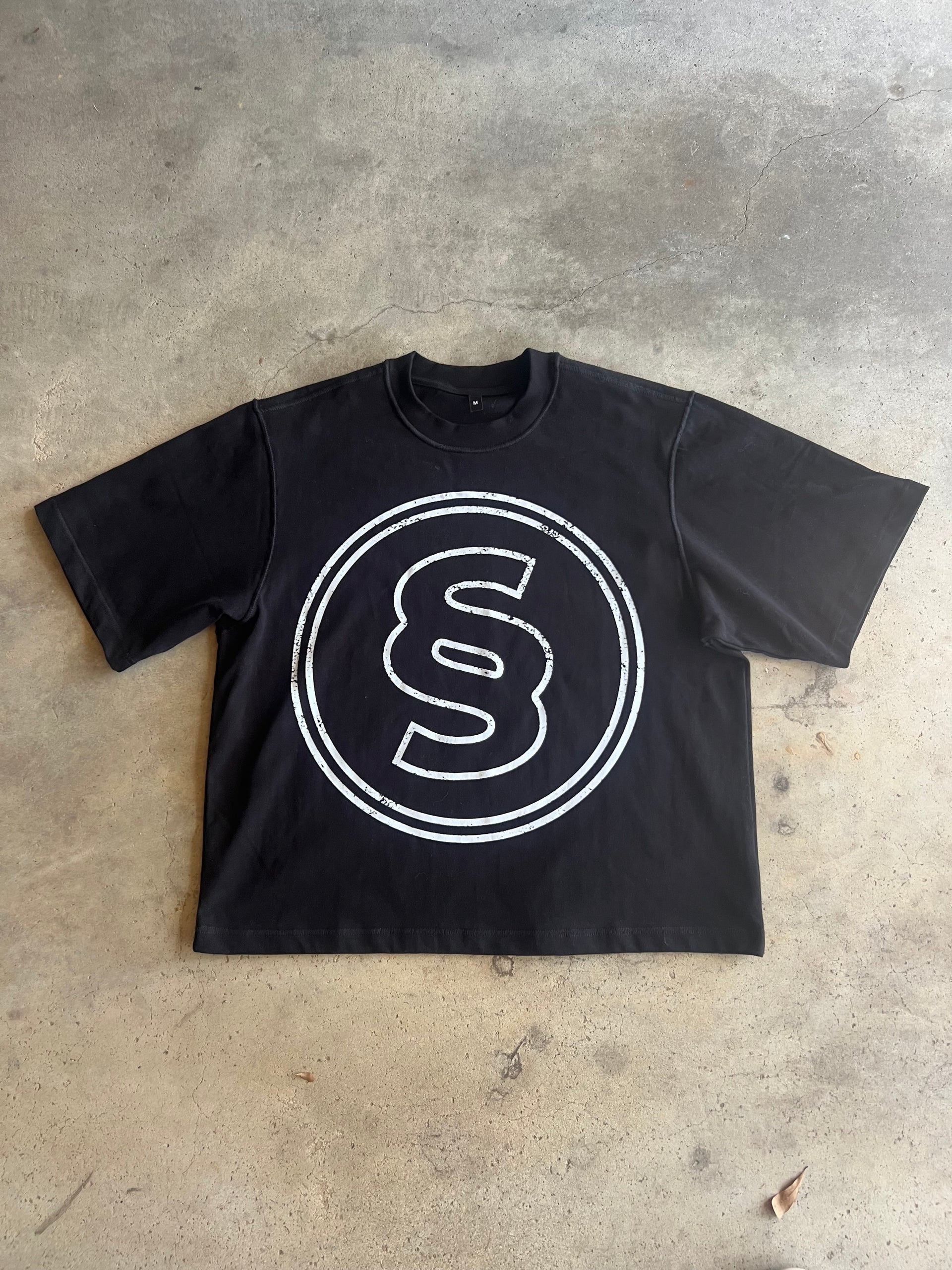 BLACK STAPLE TEE